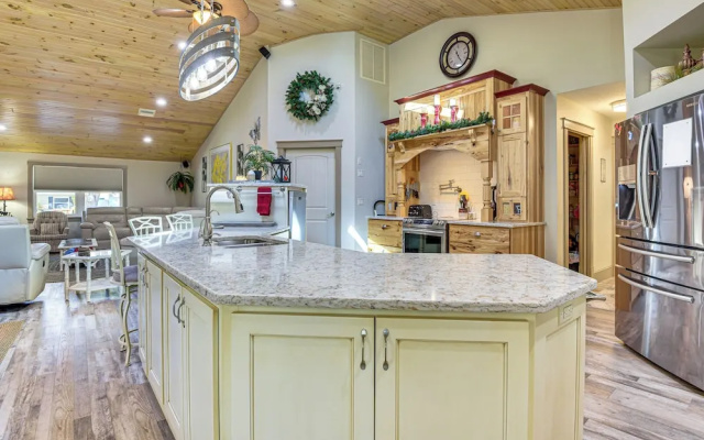 Peaceful 3-bedroom Home w/ Pool in Sarasota