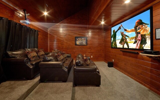 Pool Movie 1 Apartment 6