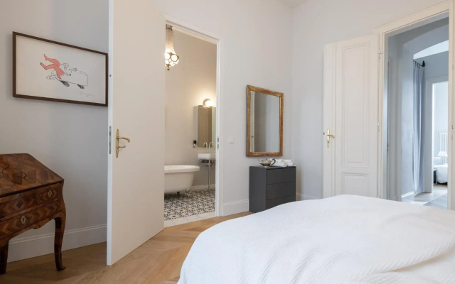 2200SQFT Luxury Apartment in City Center