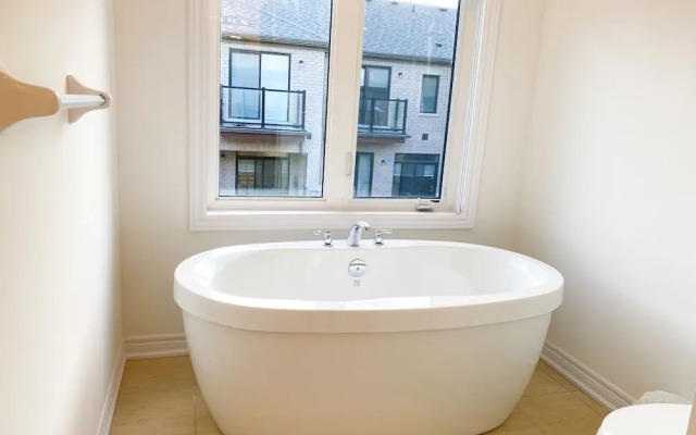 Elegant  Private Master Bed in Townhouse
