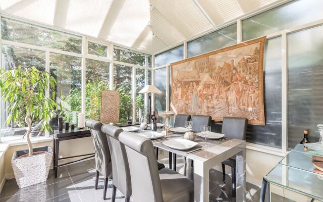 Designer Chelsea Family Home with Garden