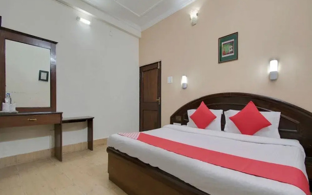 Oyo 26837 Hotel White House