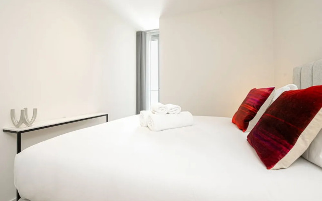 Sensational Two-bedroom Apartment by the River