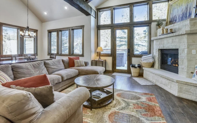 Highwood Hideaway 4 Bedroom Townhouse by RedAwning