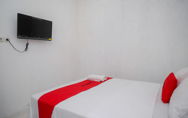 RedDoorz near De La Salle Manado