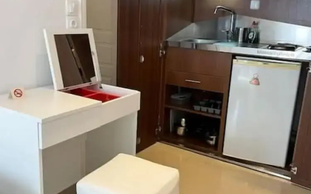 Naousa Center Living
