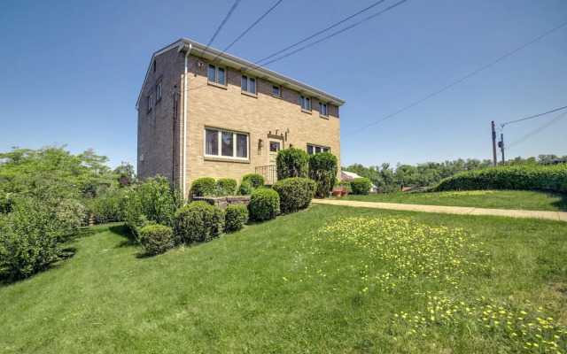3 Mi to Downtown: Pittsburgh Home w/ Balcony!