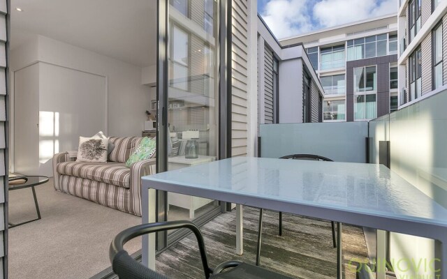 QV Refined Viaduct Harbour Apt - 879