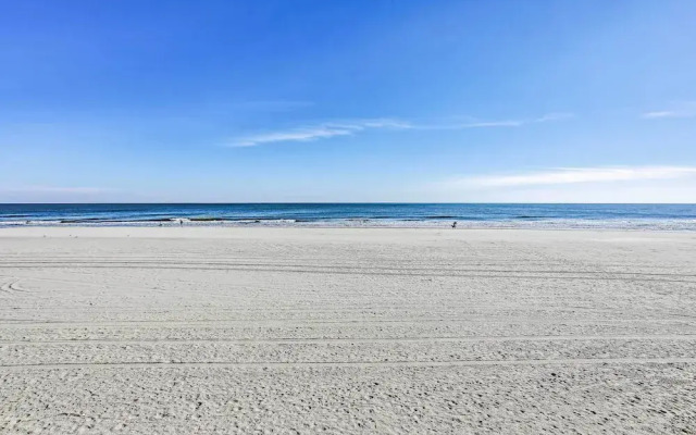 2 Mi to Golfing: Oceanfront Myrtle Beach Condo