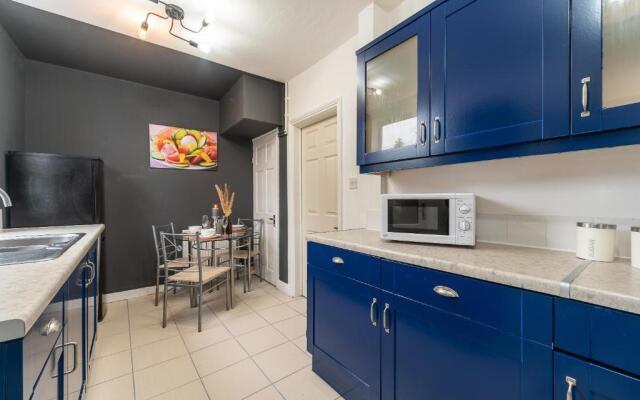 J's FrEsH Newly RefurB 2 Bedroom Garden Parking