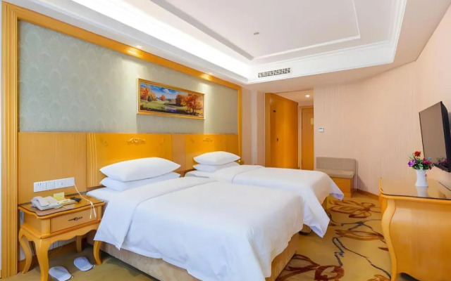Vienna Hotel (Shenzhen Guanlan Changhu Metro Station) )
