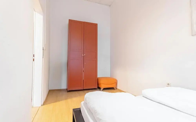 Cozy 2BR Apt With Great Connectivity