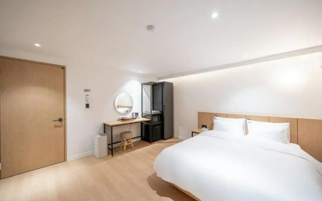 Brown Dot Hotel Gumi