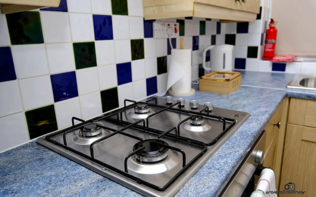 7 Guests - 3 Bedrooms - Parking - Pet Friendly