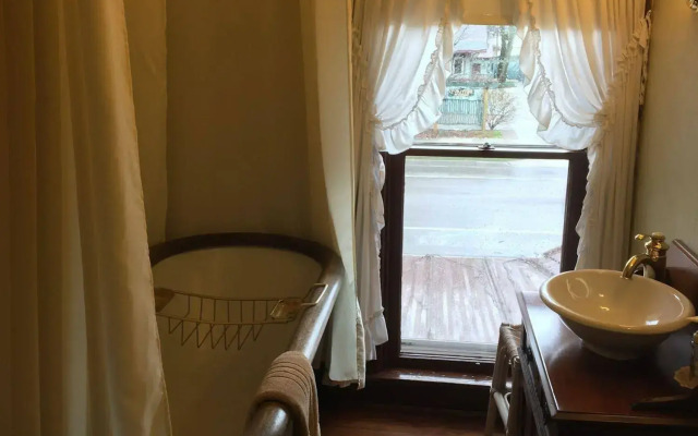 White Swan Inn Bed & Breakfast