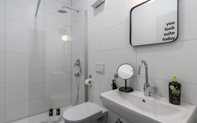 BRIGHT: Stylish & Central - Kitchen - Netflix