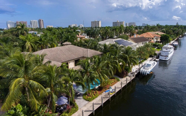 Florence by AvantStay | Estate w/ Dock & Pool | Sleeps 16