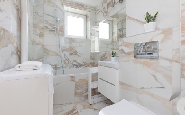 Warsaw Apartment Dobra by Renters