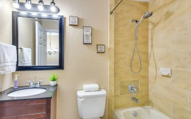 Opa-locka Townhome, 15 Mi to Miami Beach!