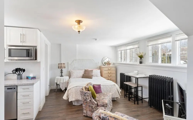 Private Studio Apartment in Burlington - U5