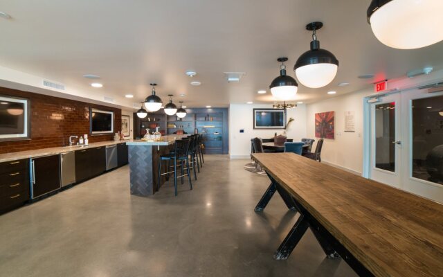 Ginosi Downtown Apartel