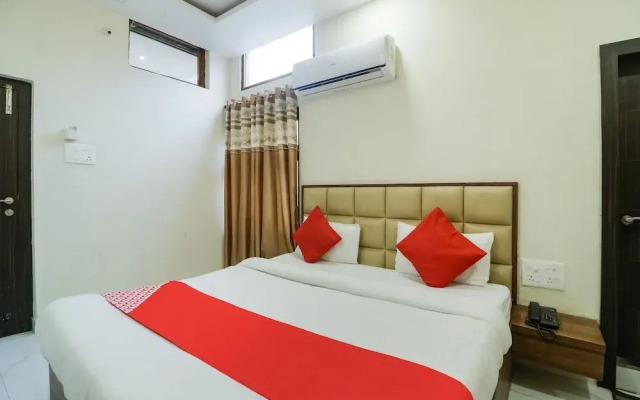 OYO 28789 Hotel Adarsh