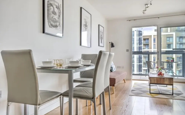 Bright & Modern 2-bed Apt W/balcony in Greenwich