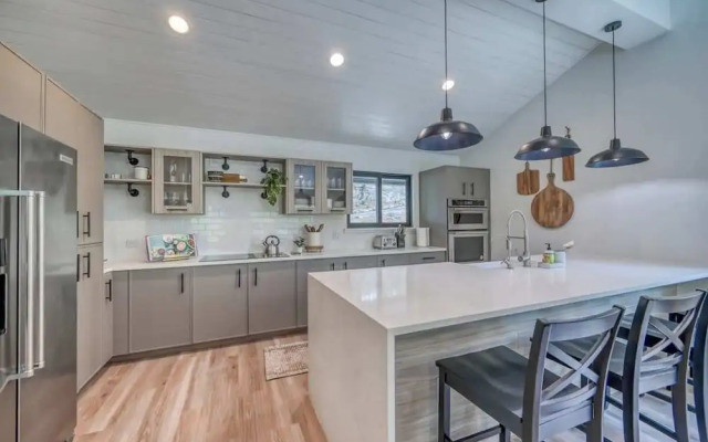 Luxury Riverfront Villa With Firepit & Gameroom!