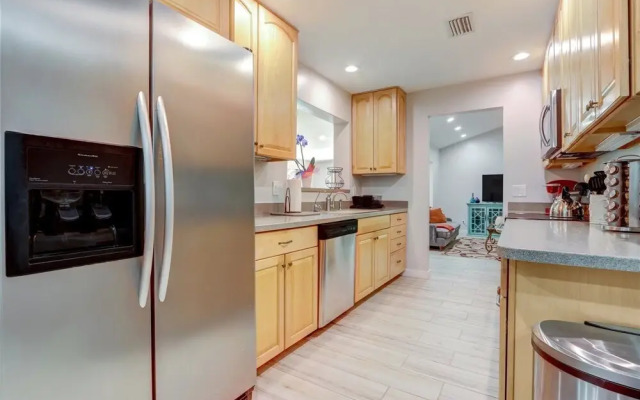 Lakeshore - Private & Sanitized, Perfect for Social Distancing & Working From Home. Private Pool, Pet Friendly. Discounted During Pandemic. Super-host Support