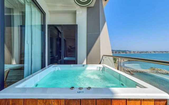 Luxury Oceanfront 3 BR Condo With Balcony