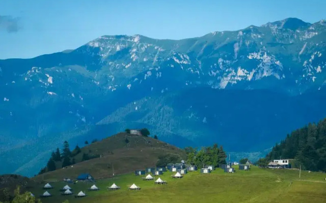 Ursa Mica Glamping Resort