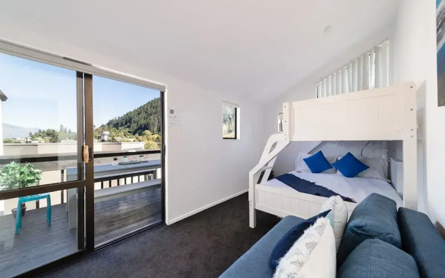 Central, modern city loft style home - CBD