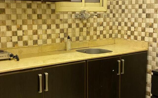 شقه جميله مودرن بغرفه نوم وموقف مجاني وموقع ممتاز