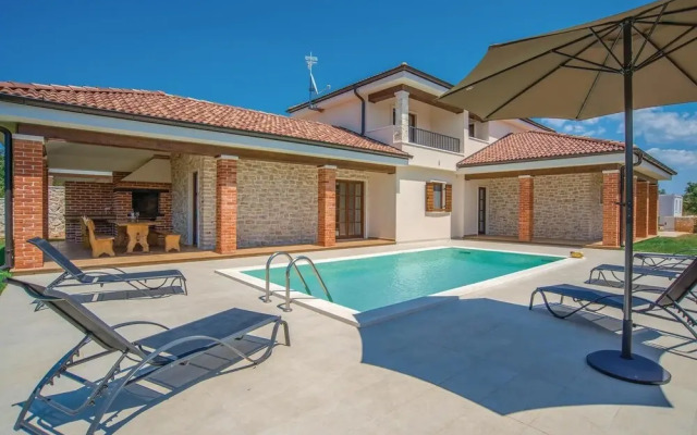 Beautiful Home in Muline With Wifi and 4 Bedrooms