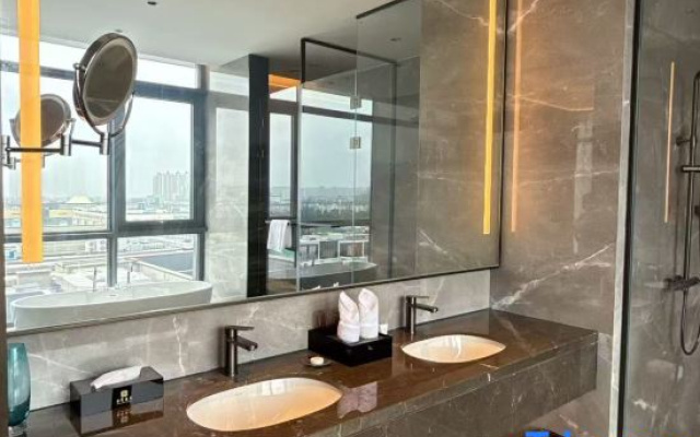 Jingmao Hotel (International Glasses City Danyang Railway Station)
