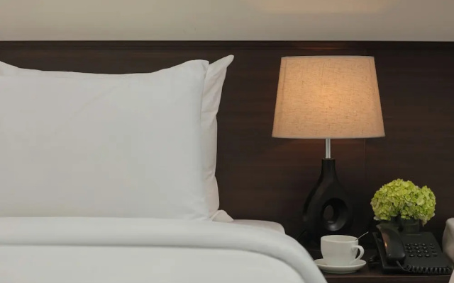 Queen Cafe Hotel – Guest Rooms – Hanoi