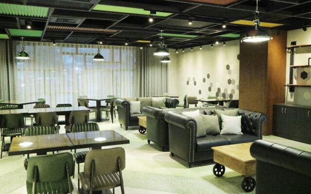 Green World Triplebeds Hotel