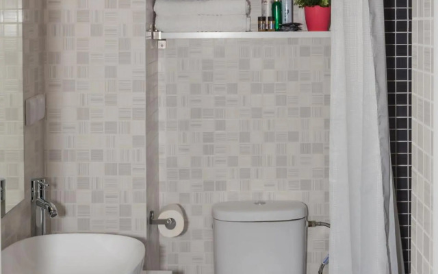 Attiki sunshine apartment with terrace. vipgreece.