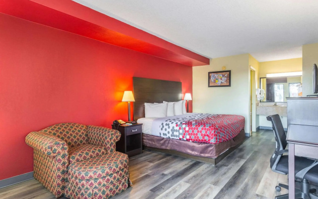 Econo Lodge & Suites Clarksville near Governors Square Mall