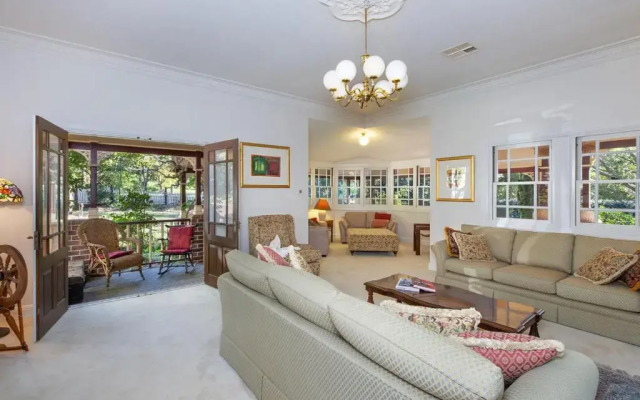 THE ELMS Berry Berry and Surrounds 4pm check out Sundays