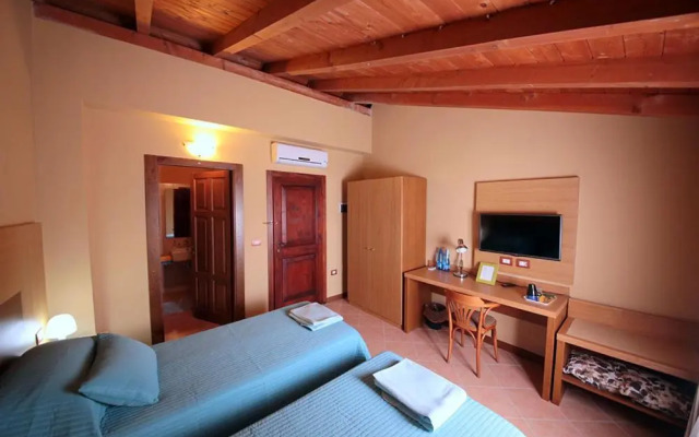 Villa Diana, Marche - intera struttura con piscina