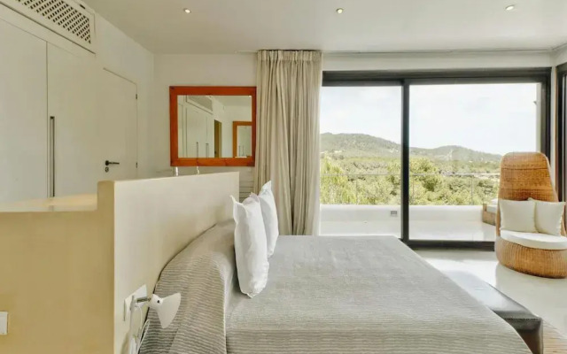 Holiday Home With Stunning Infinity Pool