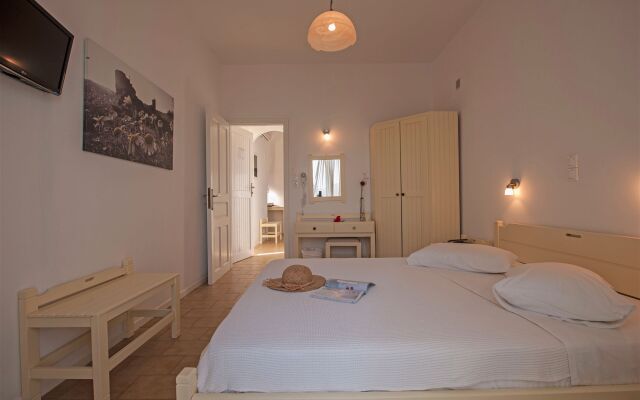 Akrotiri Hotel