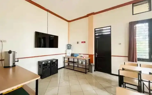 RedDoorz @ Jestro Guest House Batu