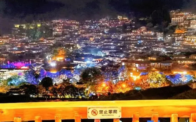 Huayiyuan Panoramic Homestay (Xijiang Qianhu Miaozhai Observation Deck)