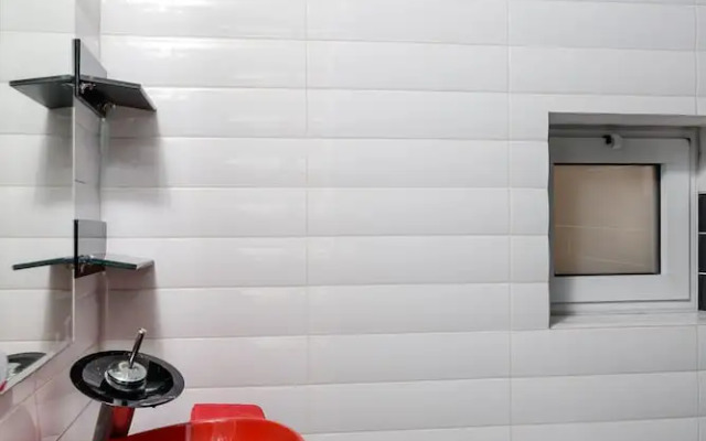 3BR Apt Steps from Sea W Parking