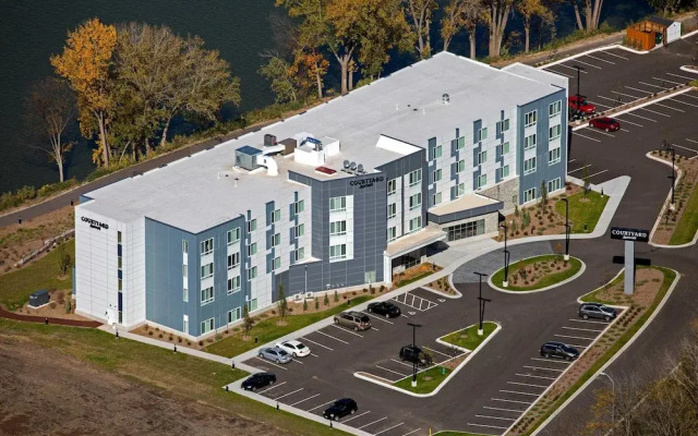 Courtyard Appleton Riverfront
