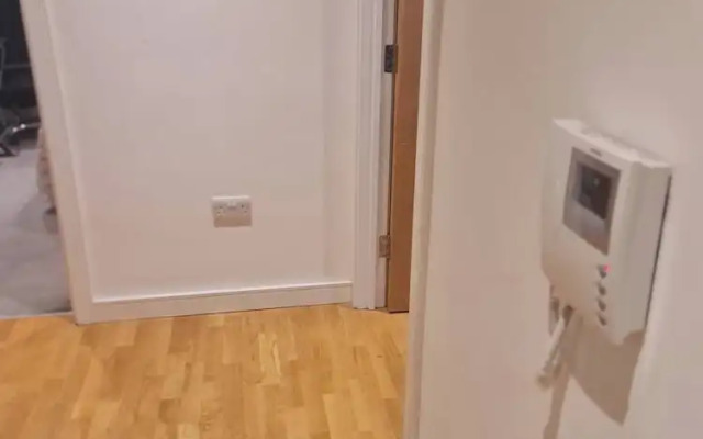 2 Beds Flat Centrally Located 2 Mins From Station