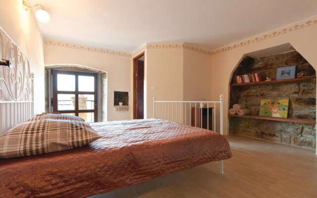 Nice Home in Gracisce With 6 Bedrooms, Internet and Outdoor Swimming Pool