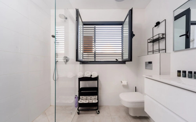 Stylish with Balcony Viewing Rothschild